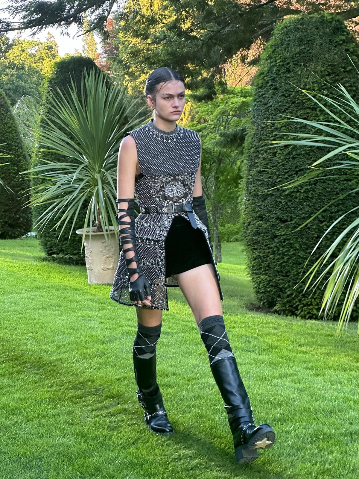 Un look Dior che ha sfilato in Scozia 