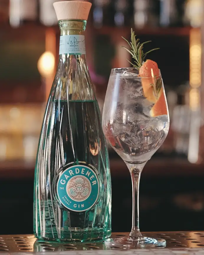Il perfect serve del The Gardener è un gin tonic con garnish di scorza d'arancia e figlie di menta.