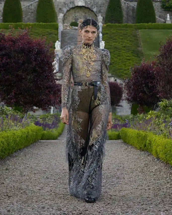Un look Dior cruise 2025 (courtesy Dior)