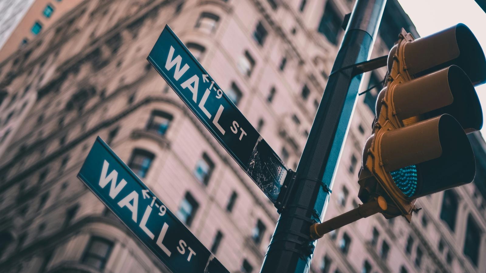 La diretta da Wall Street | Borse Usa contrastate prima della Fed, Nasdaq +0,9%. Apple (+7,3%) ai massimi di tutti i tempi grazie all’accordo con OpenAI 