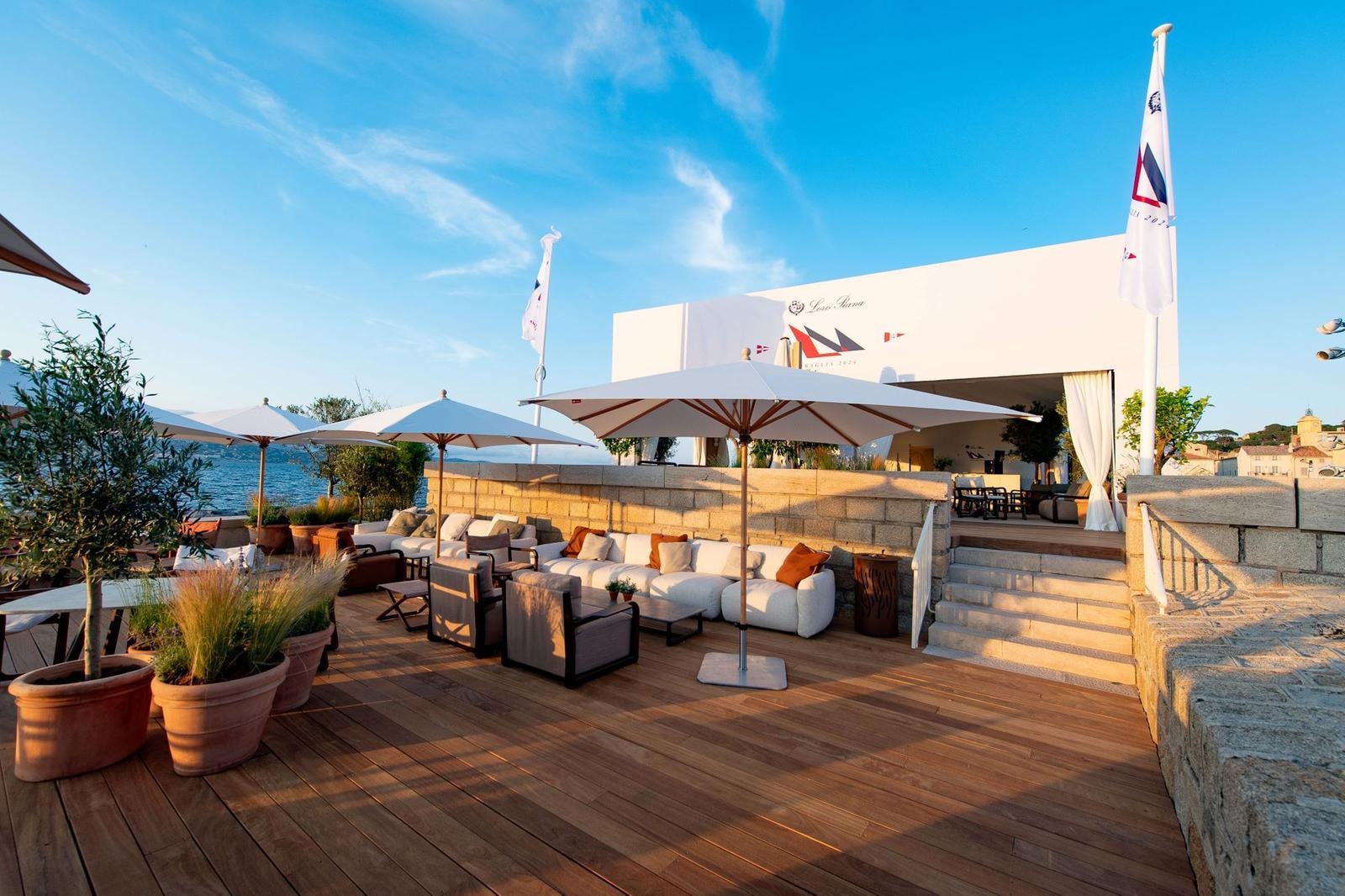 La Loro Piana Giraglia Lounge e il Race Village, che si affacciano sull'iconico porto di Saint-Tropez.