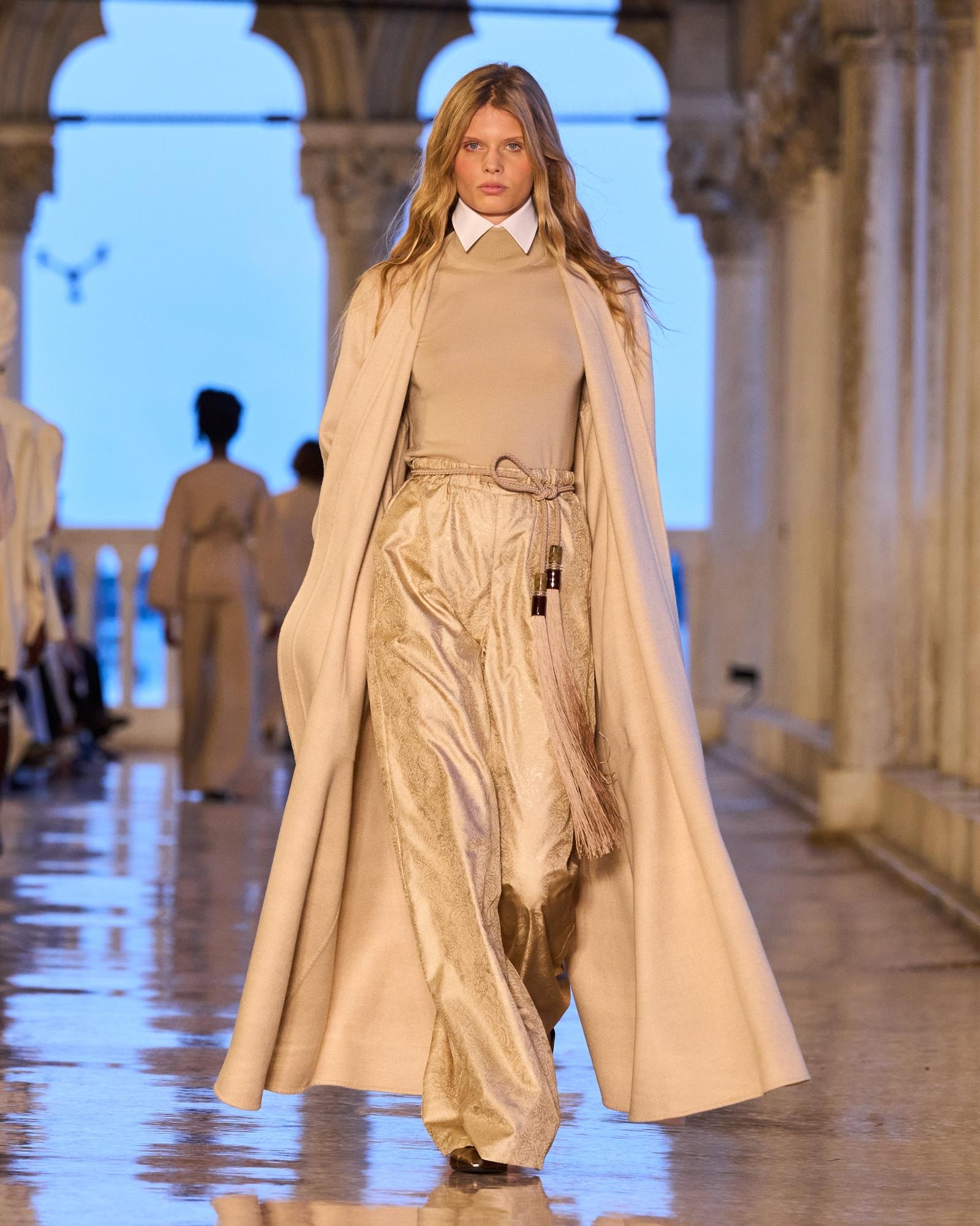 Un look Max Mara cruise 2025 (courtesy Max Mara)