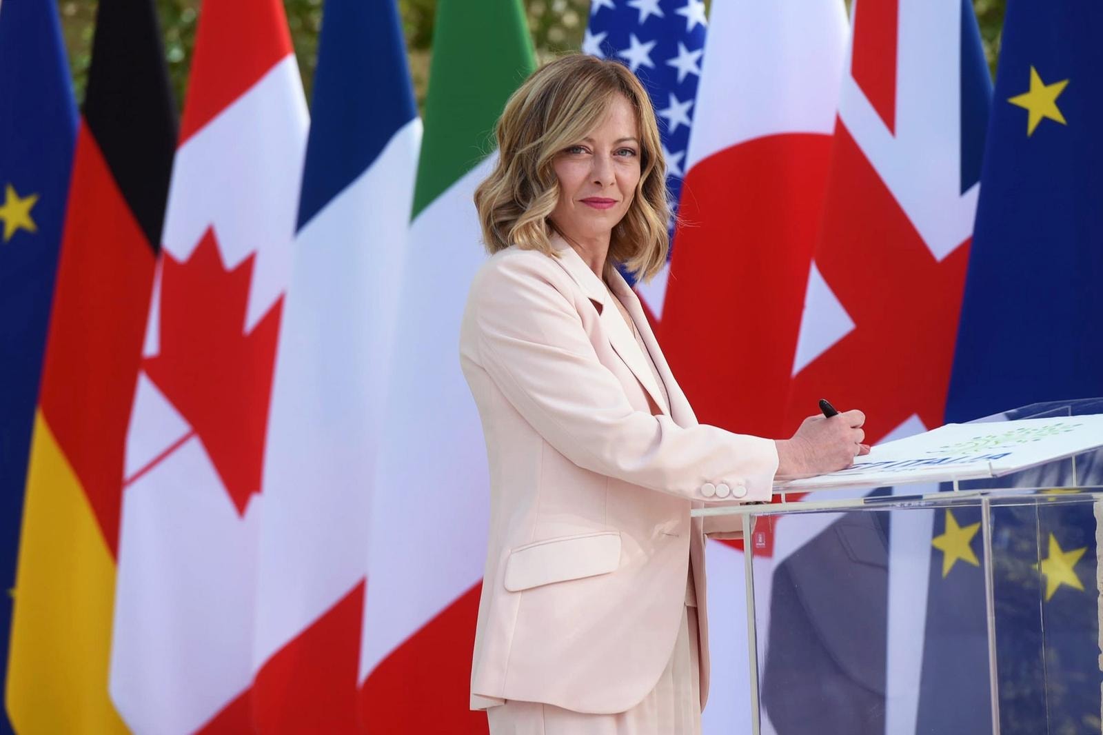 Giorgia Meloni e i nani del G7