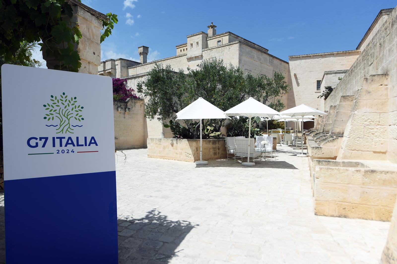 Mario Draghi batte Giorgia Meloni: polemiche in coda al G7 per la conferenza stampa della premier