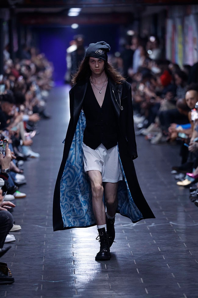 Un look spring-summer 2025 di John Richmond	