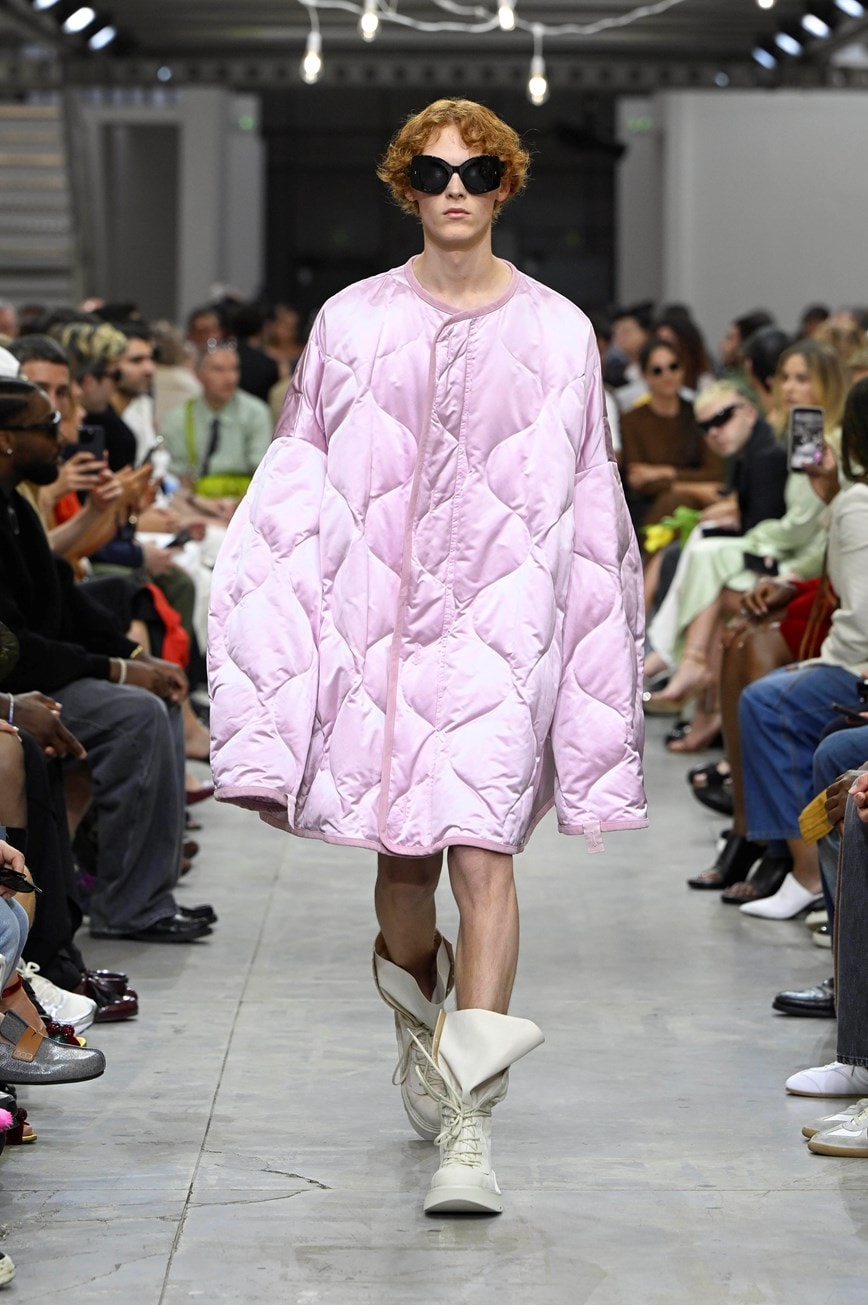 Un look JW Anderson spring-summer 2025	