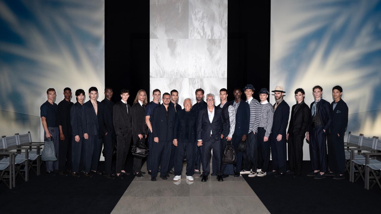 Giorgio Armani alla fine della sfilata Giorgio Armani spring-summer 2025 con Gianluca (a sinistra) e Leo (a destra) Dell'Orco e i modelli