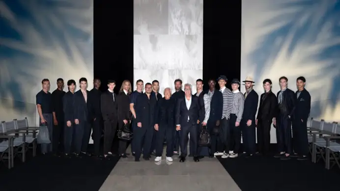 Giorgio Armani alla fine della sfilata Giorgio Armani spring-summer 2025 con Gianluca (a sinistra) e Leo (a destra) Dell'Orco e i modelli