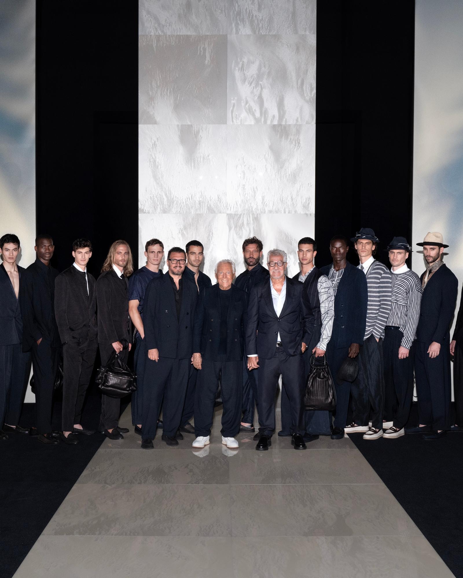 Giorgio Armani alla fine della sfilata Giorgio Armani spring-summer 2025 con Gianluca (a sinistra) e Leo (a destra) Dell'Orco e i modelli