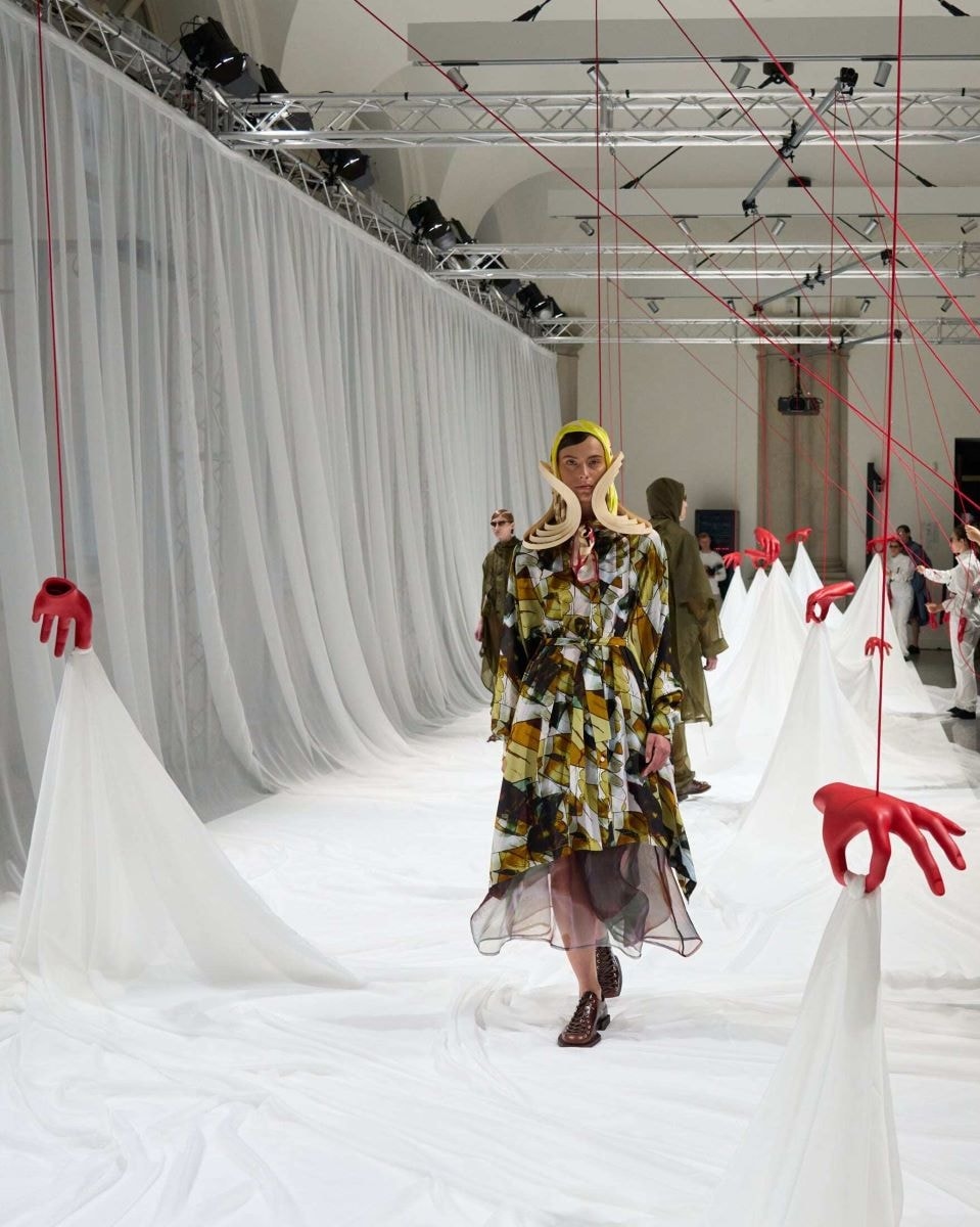 Un look spring-summer 2025 (ph Daniele Schiavello, courtesy Henrik Vibskov)