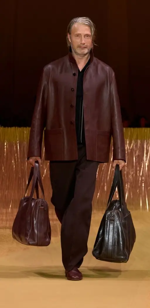Mads Mikkelsen chiude lo show spring-summer 2025 di Zegna (courtesy Zegna)
