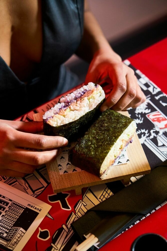 Un onigirazu, variante degli onigiri a forma di panino di riso avvolto in alga nori e varie farciture.
