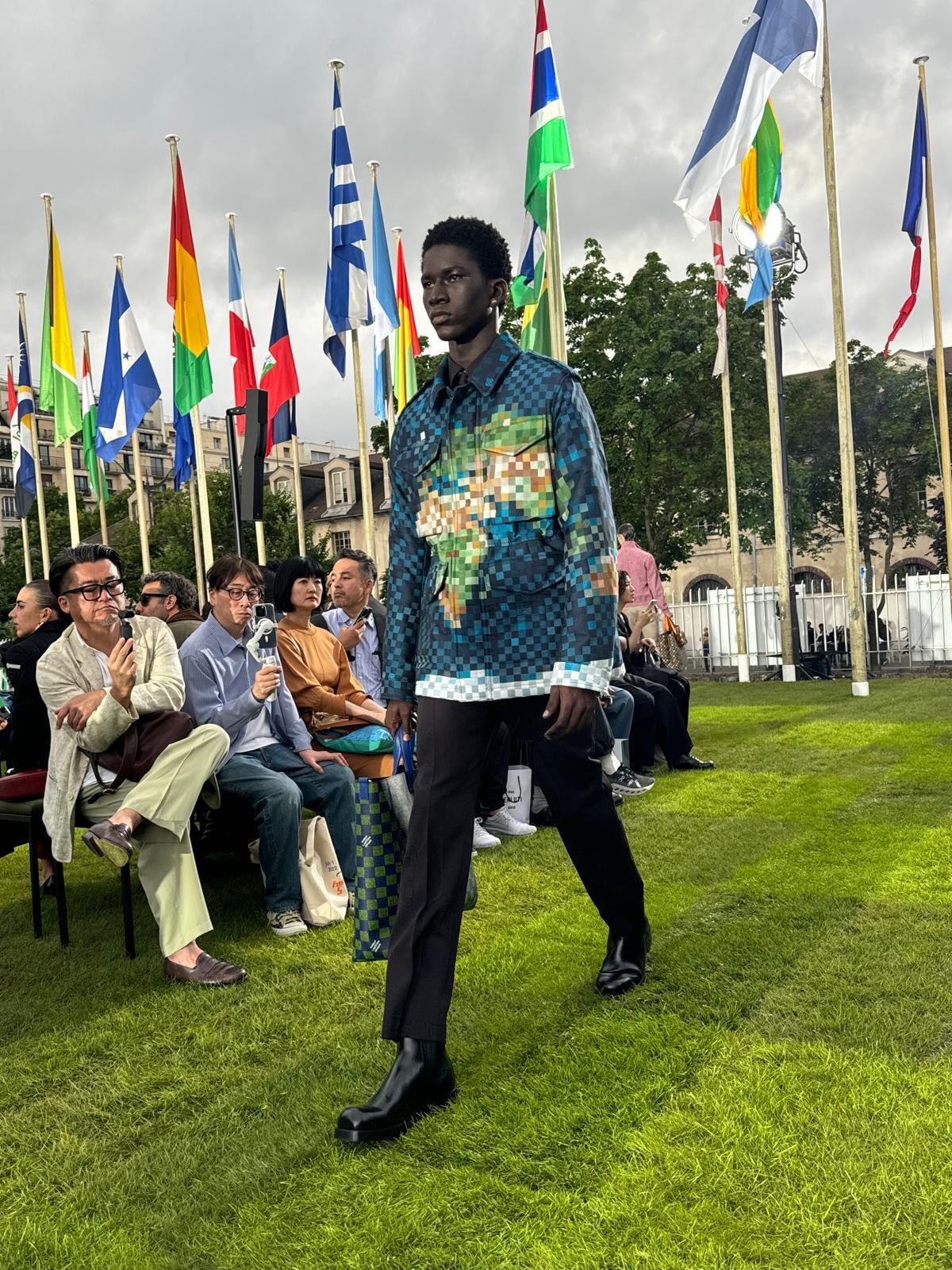 Un look spring-summer 2025 Louis Vuitton