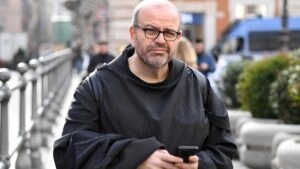 Padre Paolo Benanti, teologo e filosofo francescano, presidente della Commissione che si occupa di AI di Palazzo Chigi, è l’unico italiano membro del comitato Onu di esperti sul tema