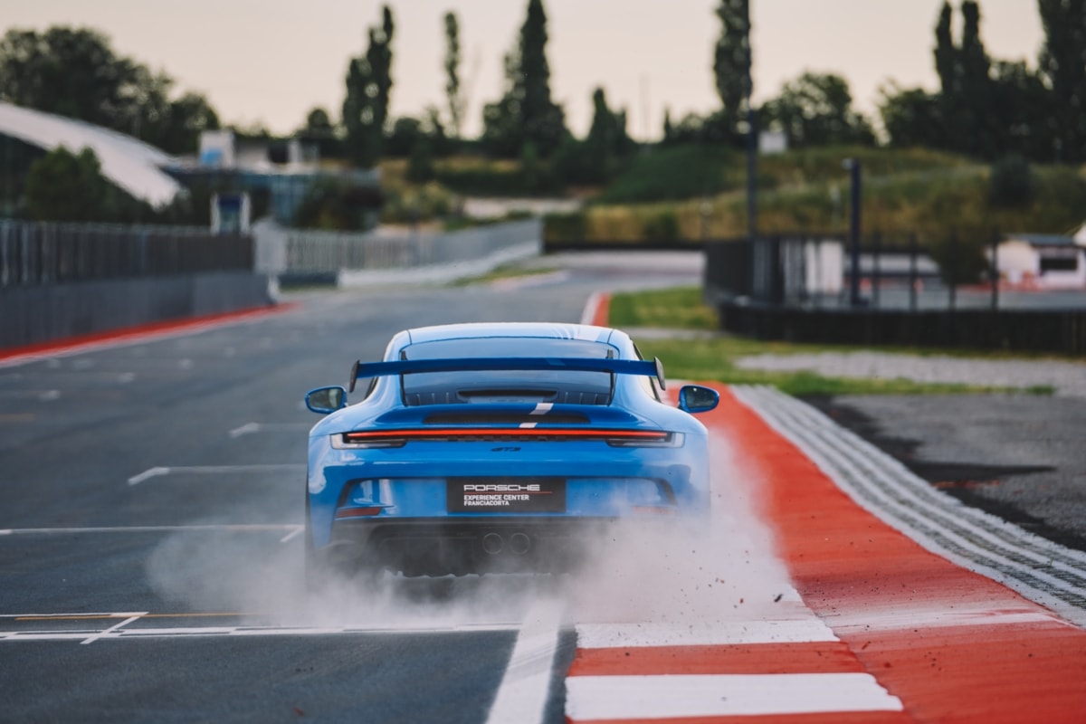 Al Porsche Experience Center Franciacorta si vivono emozioni intense in pista.