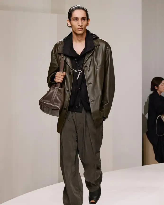 Un look Lemaire spring-summer 2025 (ph Gregoire Avenel, courtesy Lemaire)