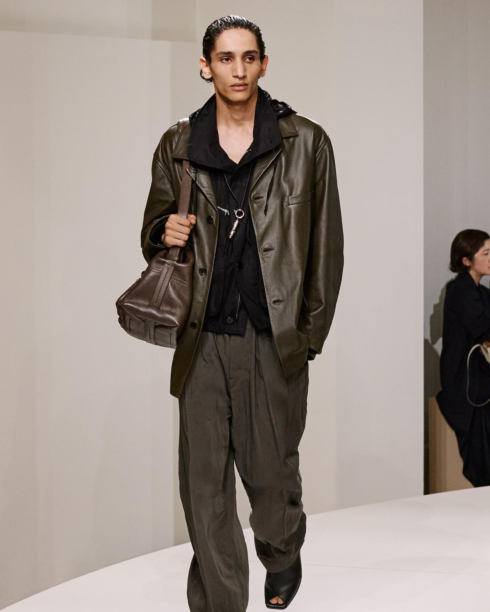 Un look Lemaire spring-summer 2025 (ph Gregoire Avenel, courtesy Lemaire)