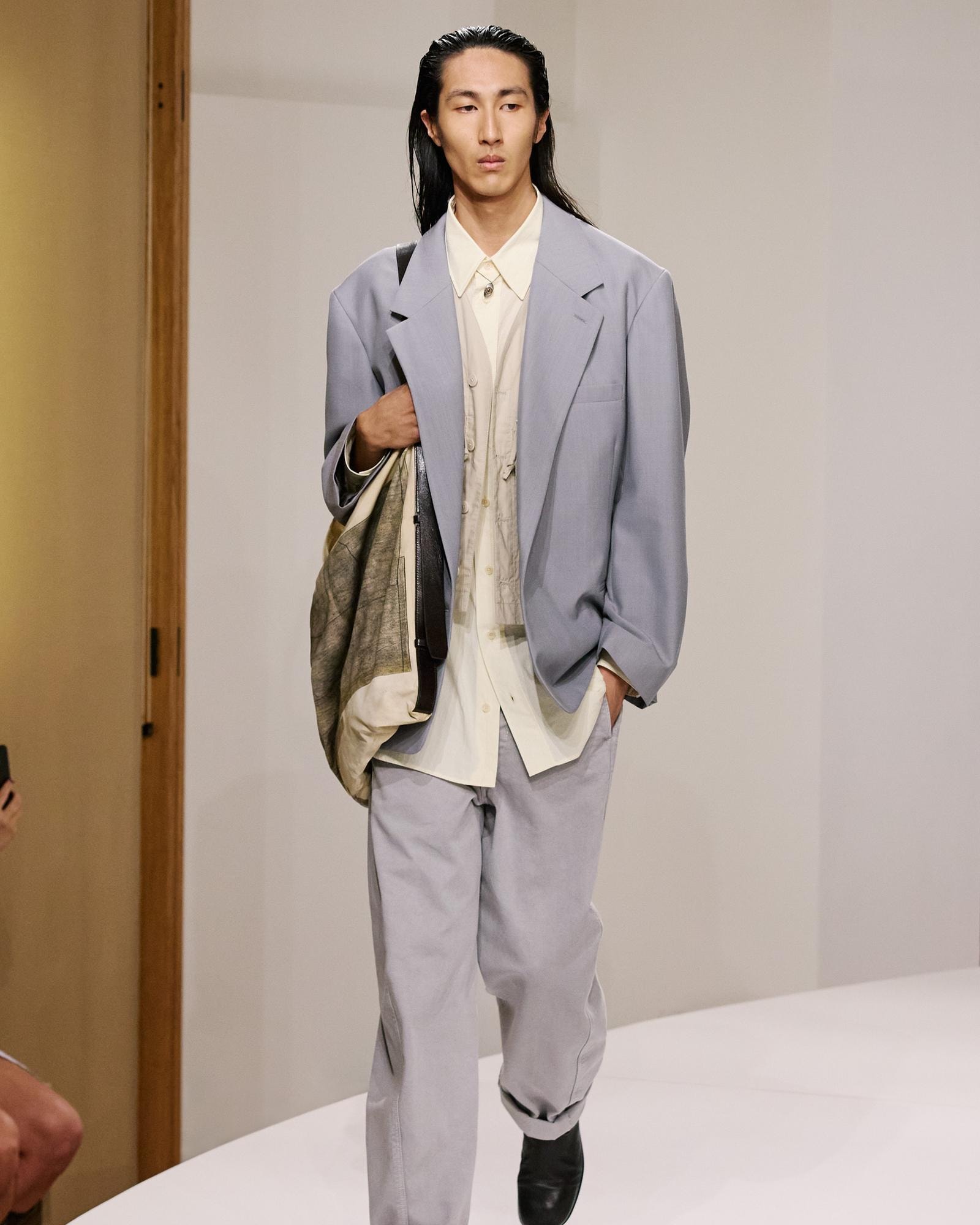 Un look Lemaire spring-summer 2025 (ph Gregoire Avenel, courtesy Lemaire)