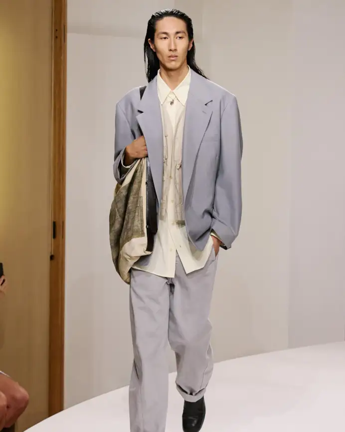 Un look Lemaire spring-summer 2025 (ph Gregoire Avenel, courtesy Lemaire)