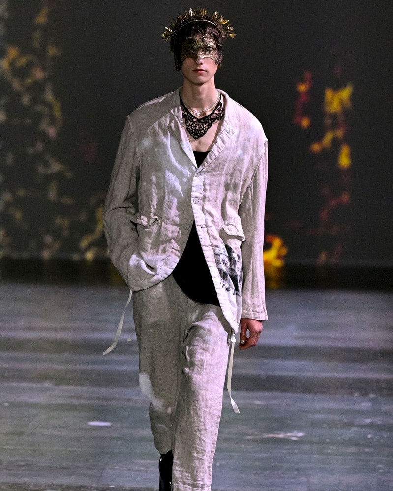 Un look Undercover spring-summer 2025