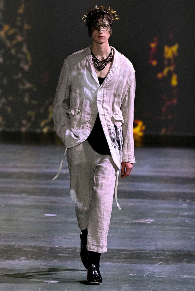 Un look Undercover spring-summer 2025