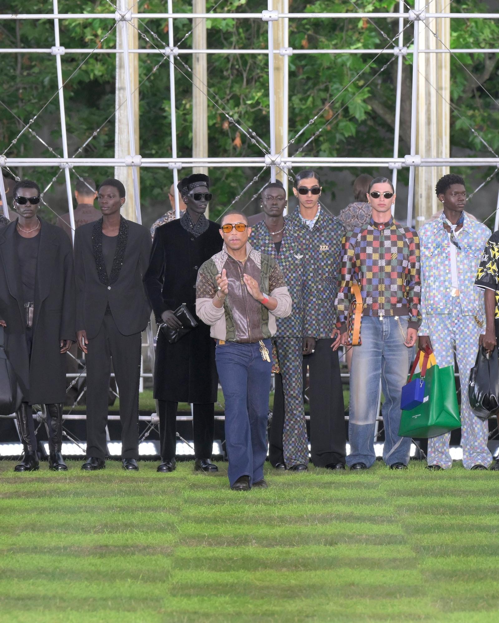 Pharrell con i modelli alla fine della sfilata spring-summer 2025 di Louis Vuitton