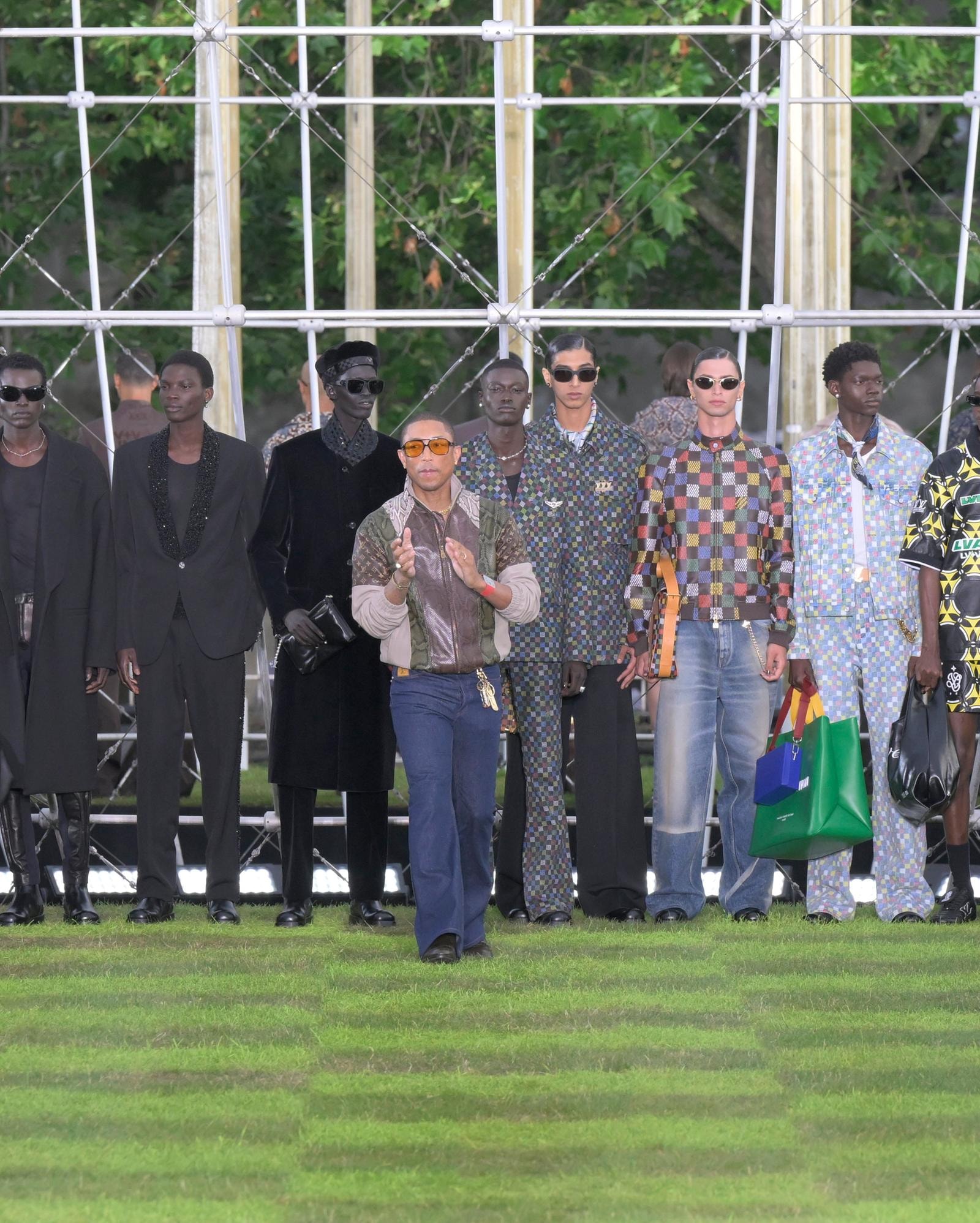 Pharrell con i modelli alla fine della sfilata spring-summer 2025 di Louis Vuitton