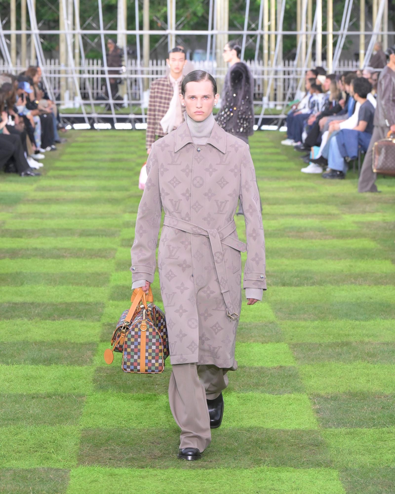 Un look Louis Vuitton spring-summer 2025 (courtesy Louis Vuitton)
