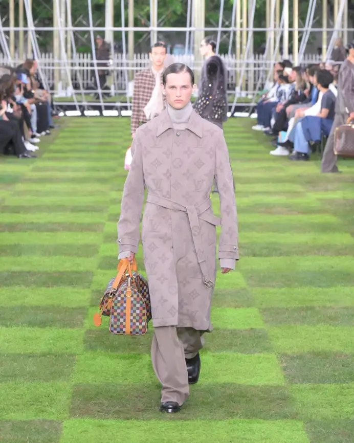 Un look Louis Vuitton spring-summer 2025 (courtesy Louis Vuitton)