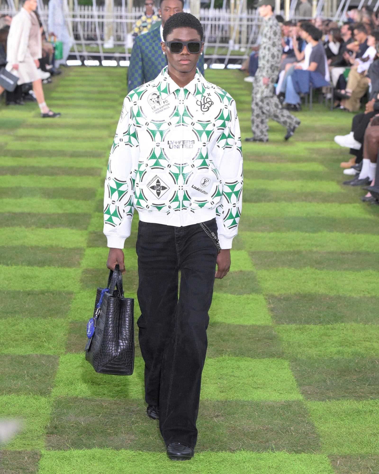 Un look Louis Vuitton spring-summer 2025 (courtesy Louis Vuitton)