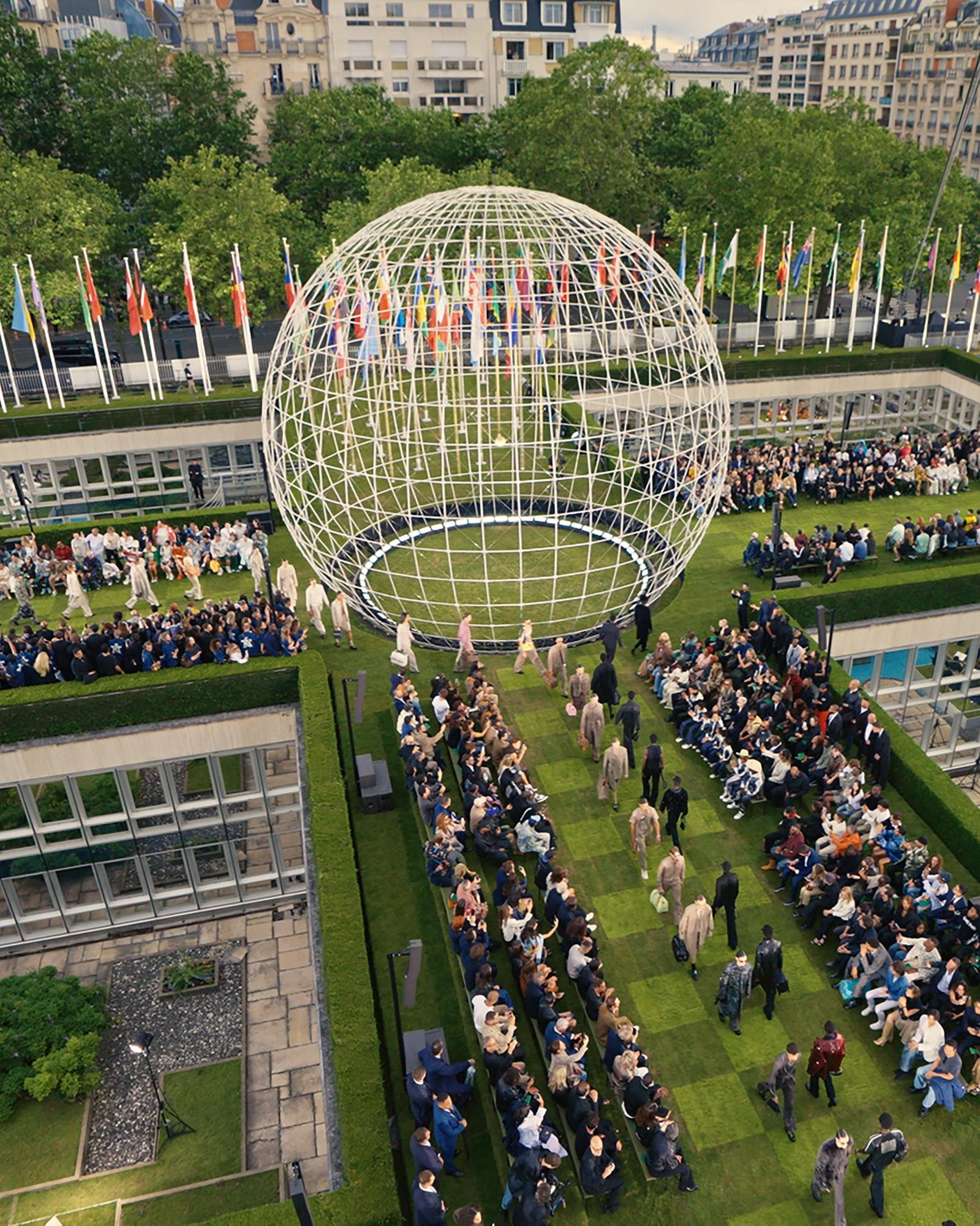 Il finale dello show Louis Vuitton spring-summer 2025 (courtesy Louis Vuitton)
