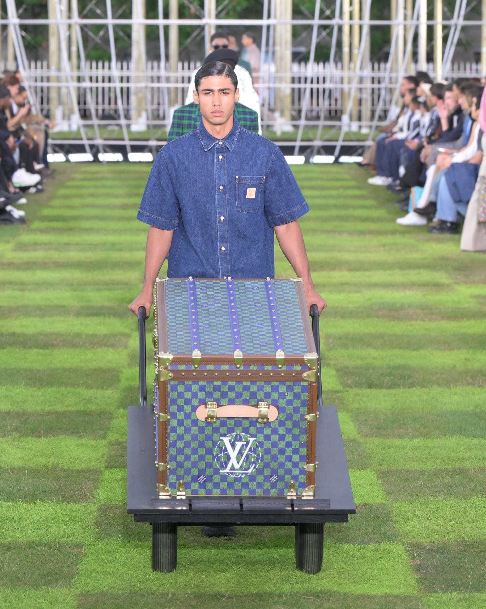 Un look Louis Vuitton spring-summer 2025 (courtesy Louis Vuitton)