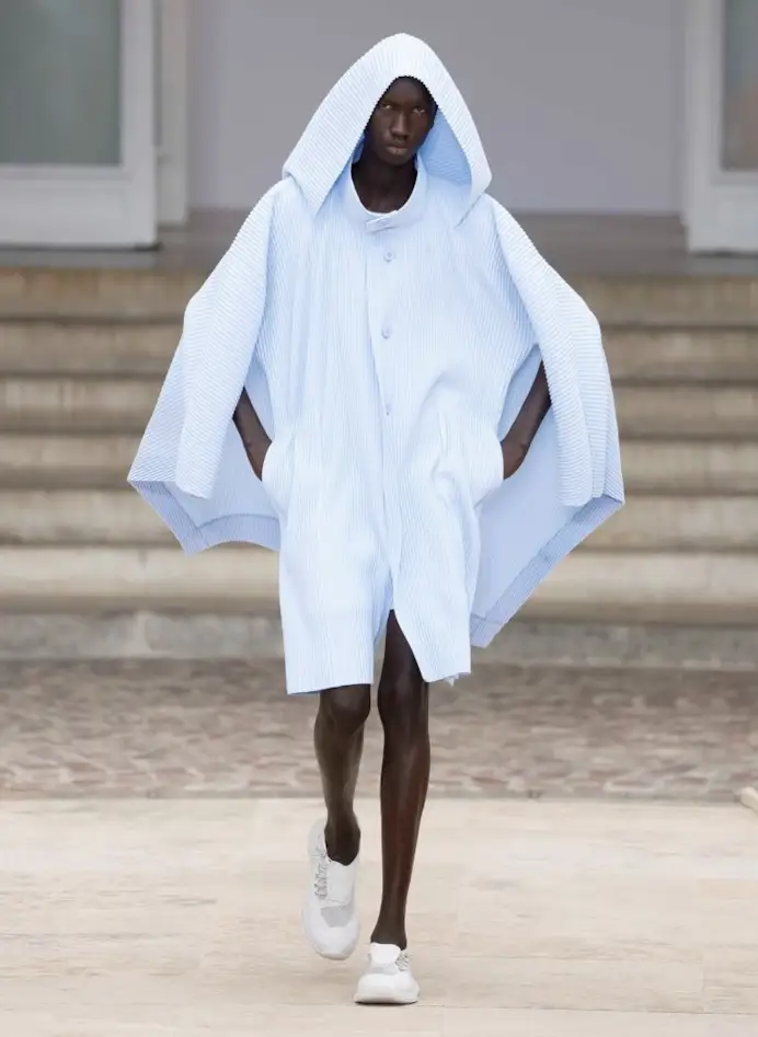 Un look spring-summer 2025 Homme plissé Issey Miyake