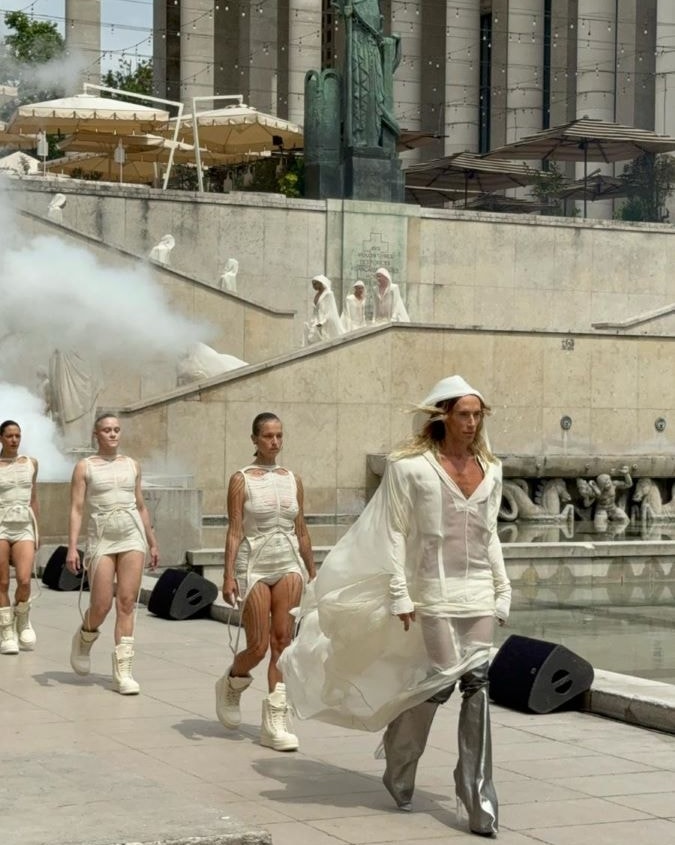 Il finale della sfilata spring-summer 2025 di Rick Owens (ph Stefano Roncato)