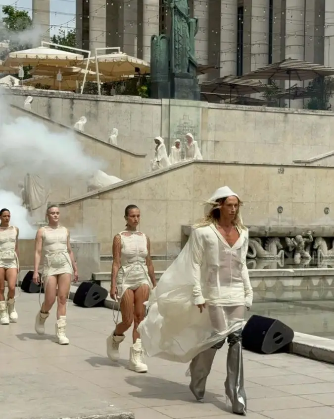 Il finale della sfilata spring-summer 2025 di Rick Owens (ph Stefano Roncato)