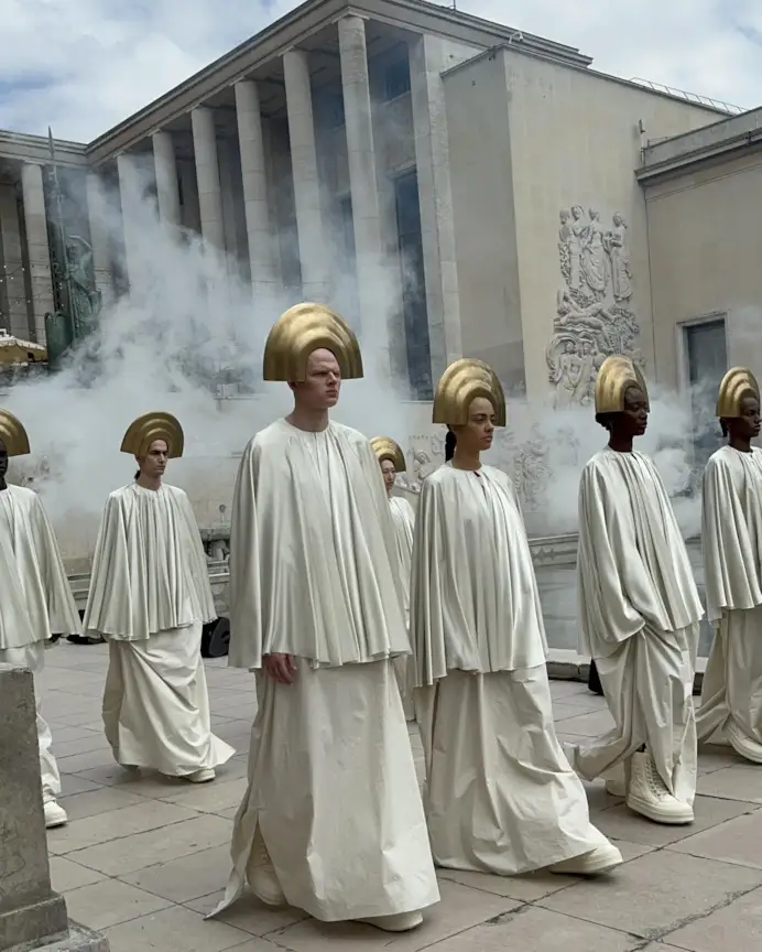 Un momento dello show di Rick Owens spring-summer 2025 (ph Stefano Roncato)