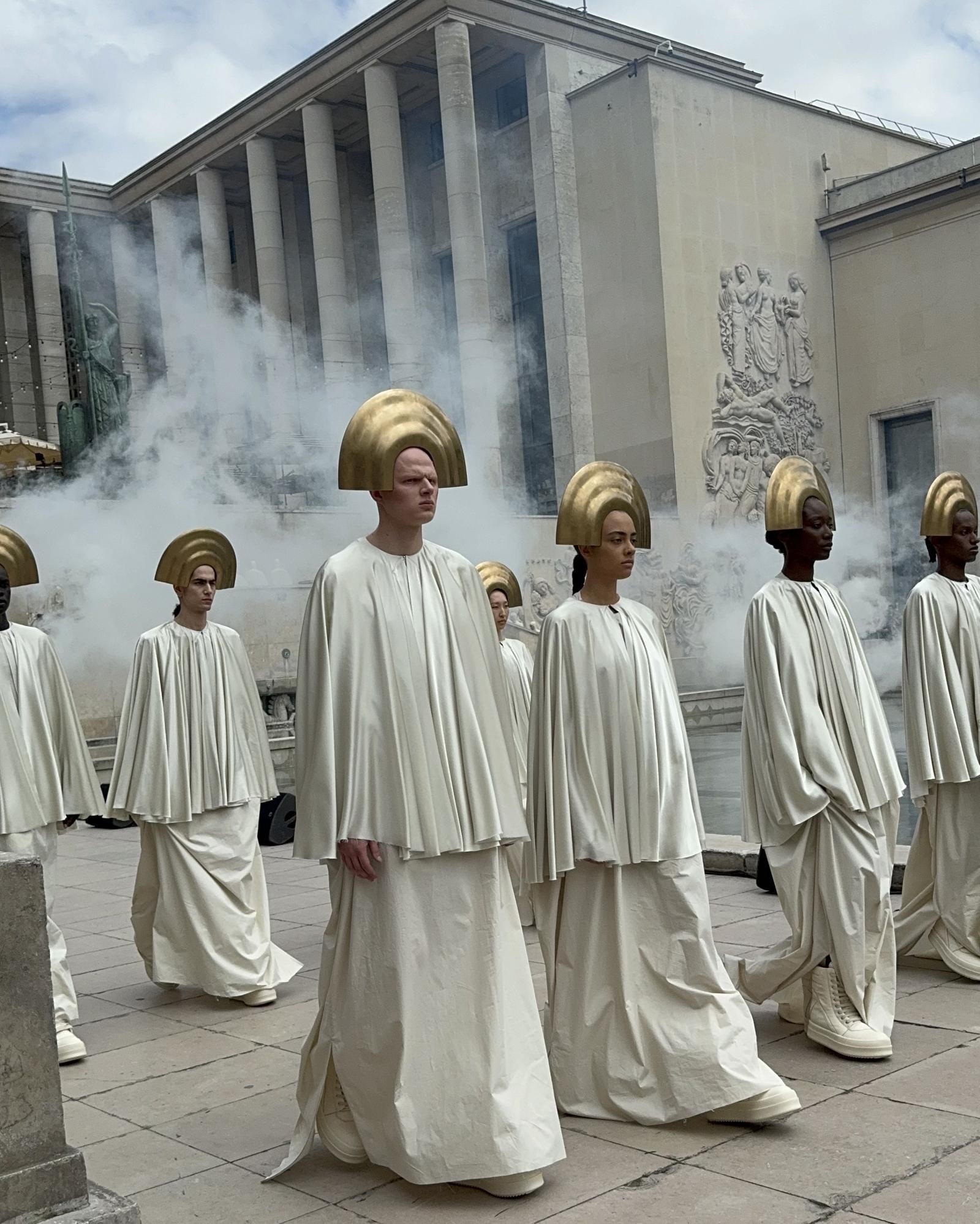 Un momento dello show di Rick Owens spring-summer 2025
