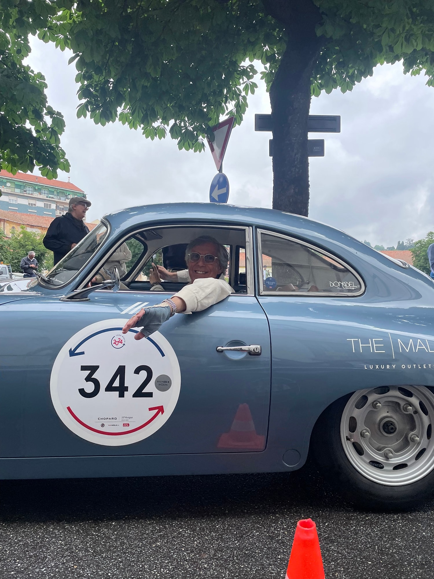 Giulio Ghersi alla guida della Porsche 365 in gara sponsorizzata da The Mall