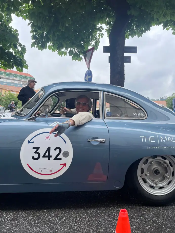 Giulio Ghersi alla guida della Porsche 365 in gara sponsorizzata da The Mall