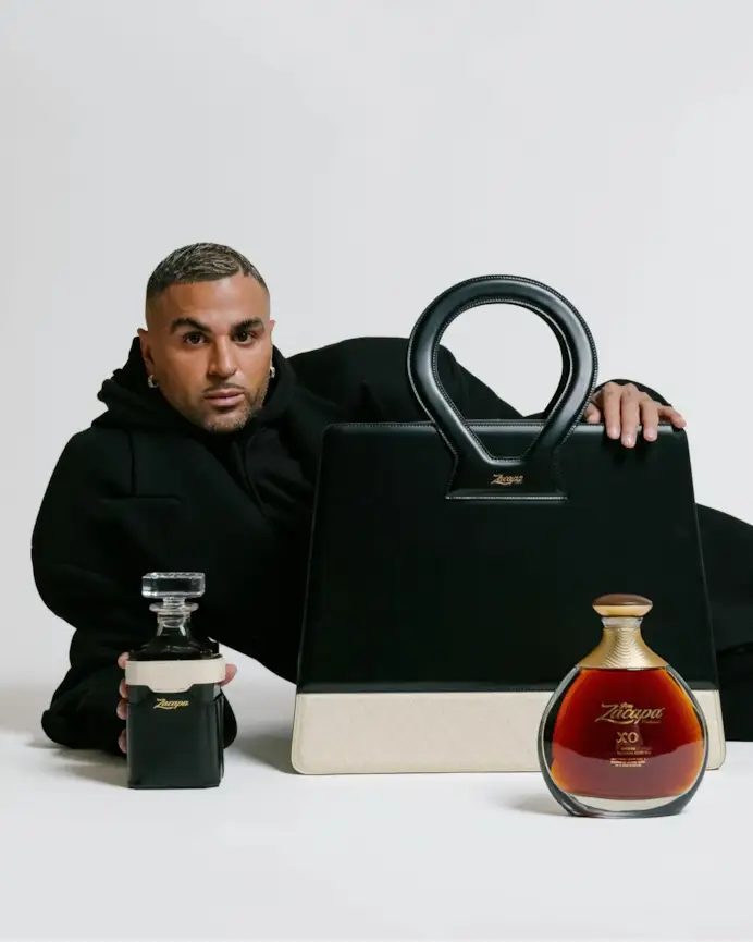 Raul Lopez fondatore di Luar con la borsa creata per Zacapa rum.
