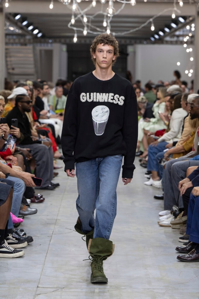La collezione uomo p/e 2025 di Jw Anderson rivela una partnership speciale con Guinness.