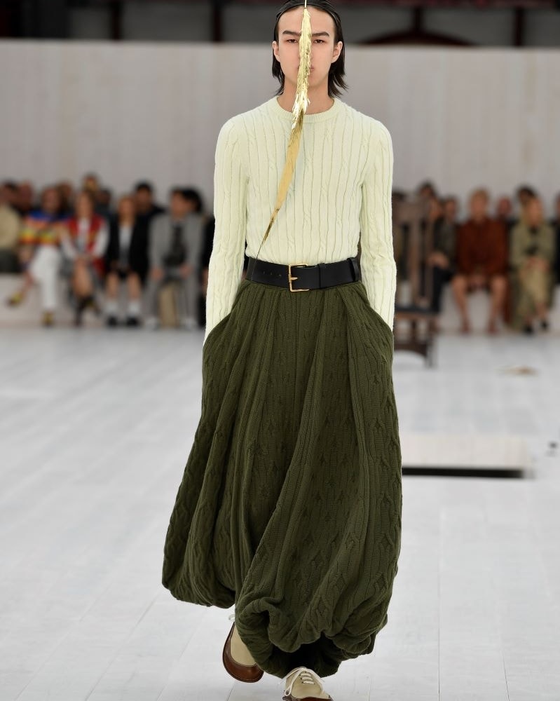 Un look Loewe spring-summer 2025 (ph Francesc10/MFF)