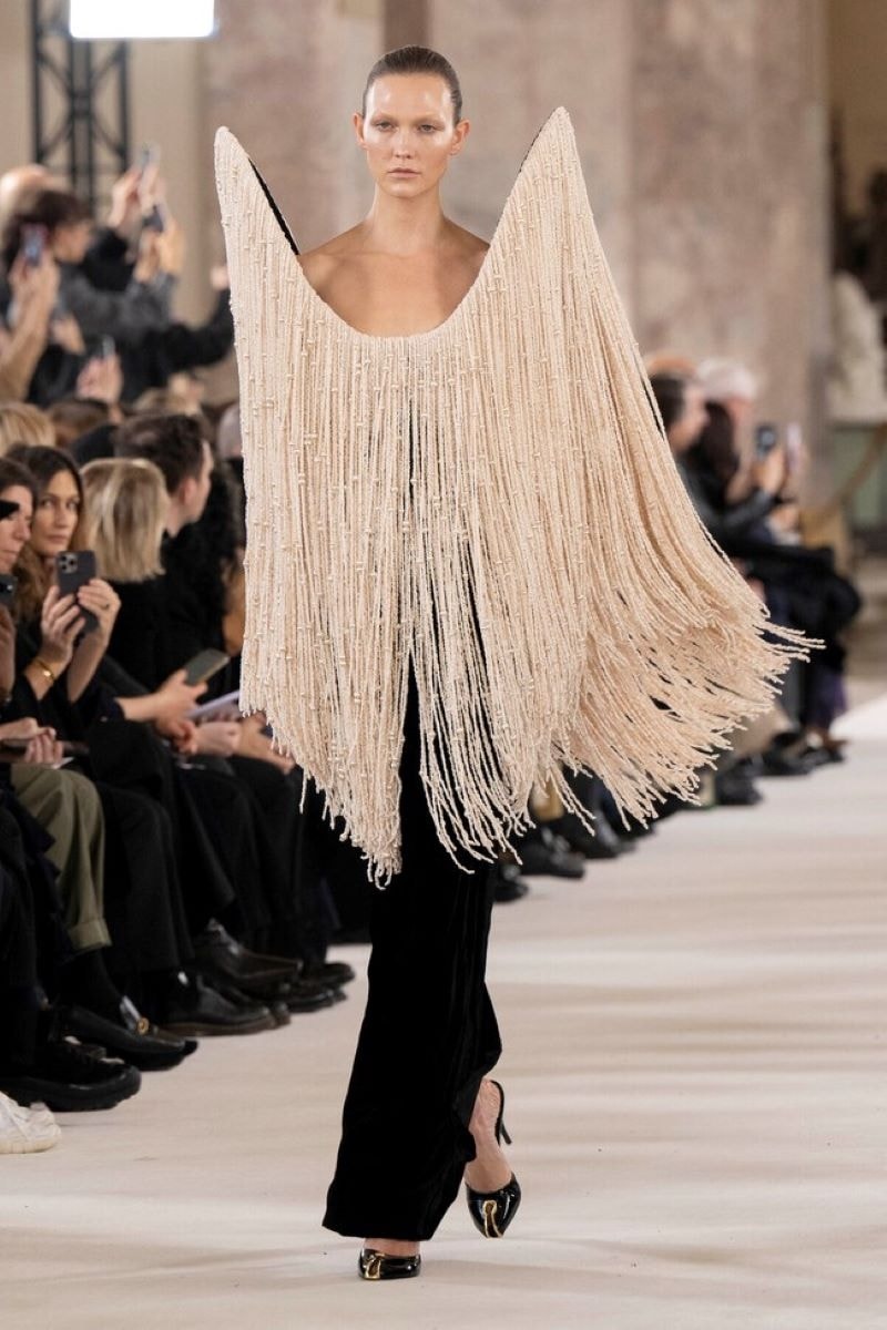 Un look Schiaparelli haute couture spring-summer 2024