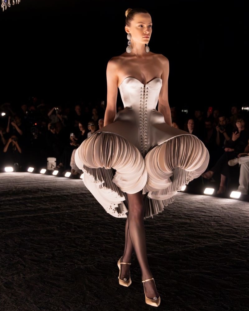 Un look Schiaparelli haute couture fall-winter 2024/25 (courtesy Schiaparelli)