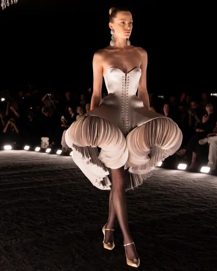 Un look Schiaparelli haute couture fall-winter 2024/25 (courtesy Schiaparelli)