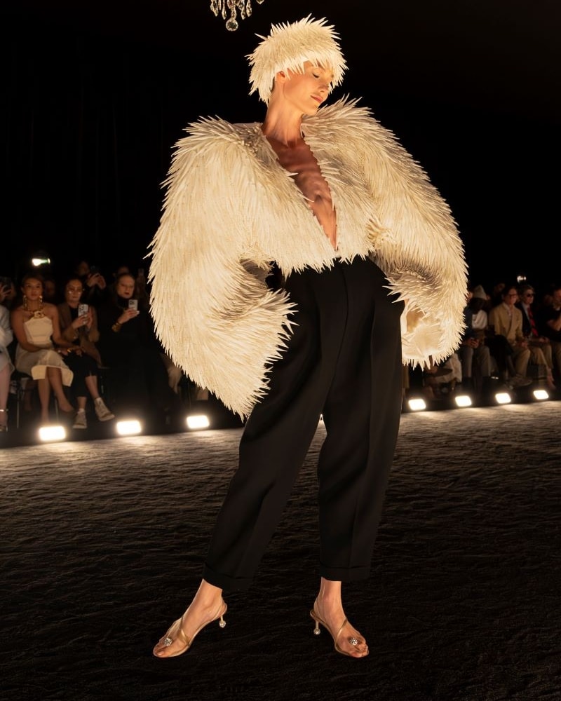Le replicanti piumate di Schiaparelli aprono l’haute couture di Parigi