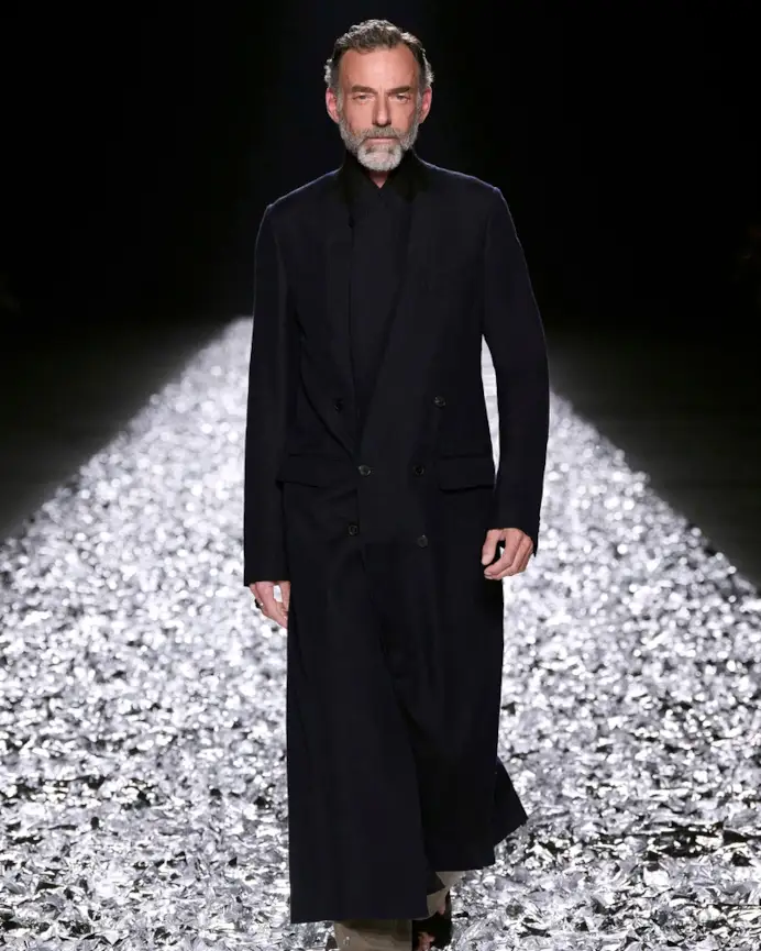 Un look Dries Van Noten spring-summer 2025 (courtesy Dries Van Noten)