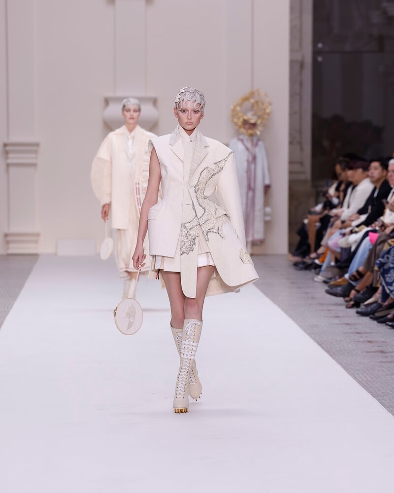 Un look Thom Browne haute couture fall-winter 2025 (ph Francesc Ten/MFF)