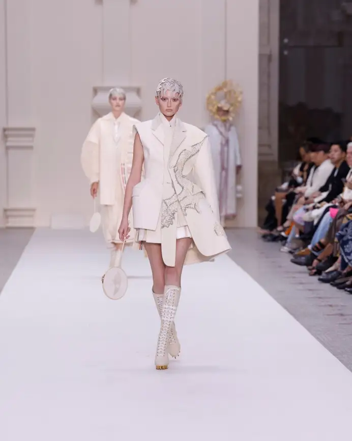 Un look Thom Browne haute couture fall-winter 2025 (ph Francesc Ten/MFF)
