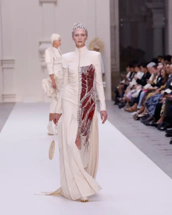 Un look Thom Browne haute couture fall-winter 2025 (ph Francesc Ten/MFF)